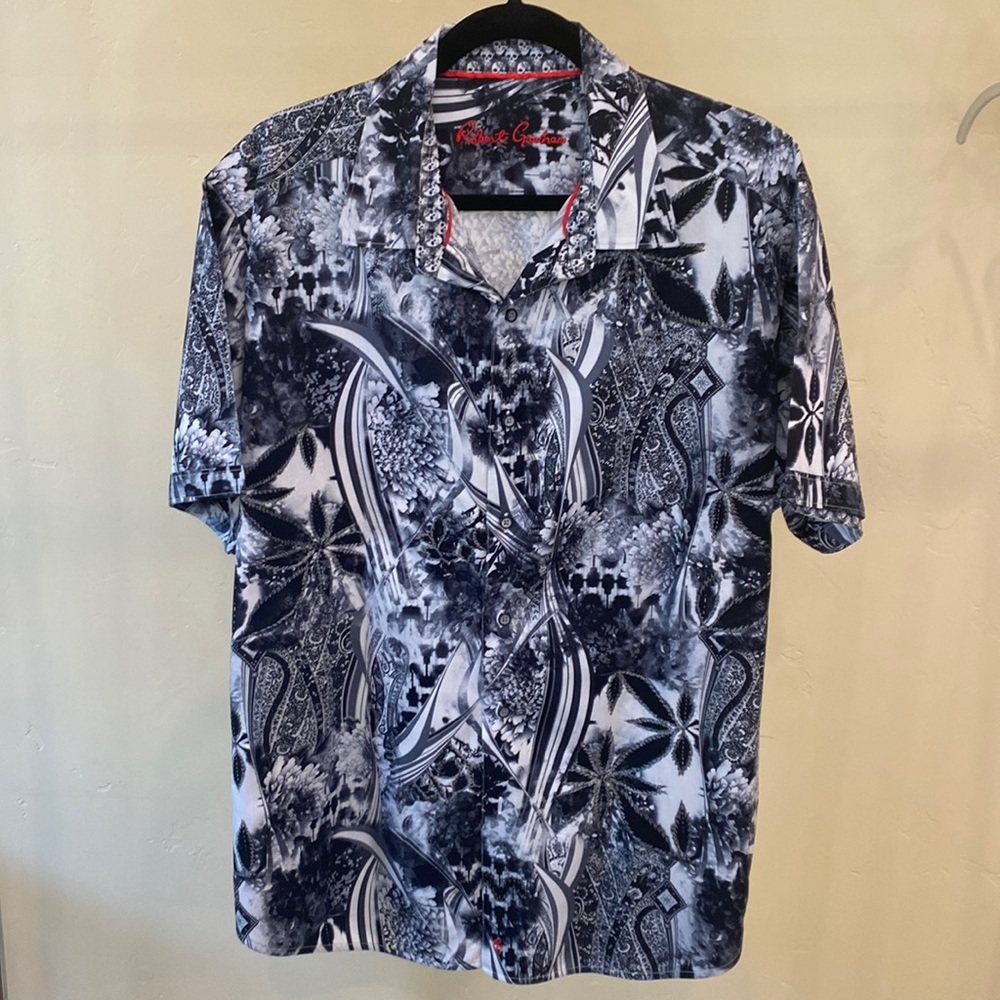 Robert Graham Classic Fit short sleeve button down shirt. Super cool black print